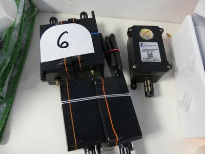 une boîte sur laquelle figure le chiffre 6 et une boîte sur laquelle est inscrit le chiffre 6