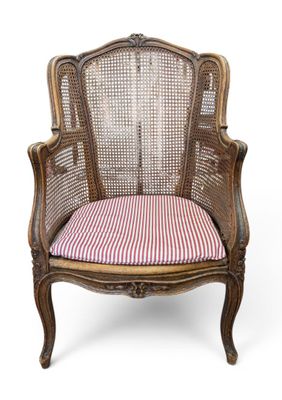 un gros plan d'une chaise sur laquelle est posé un coussin rayé