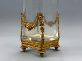 un vase en verre orné d'un motif doré