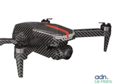 une photo d'un drone noir et gris équipé d'une caméra