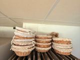 une pile de sacs empilés les uns sur les autres