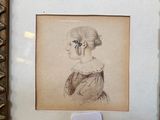 une vieille photo d'une femme en robe, dans un cadre doré