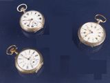 quatre types différents de montres de poche exposés dans une vitrine