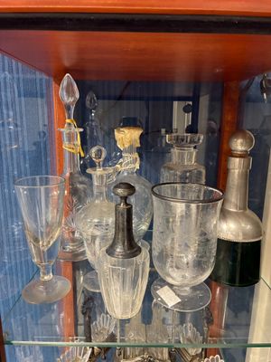 une vitrine en verre contenant de nombreux verres à vin