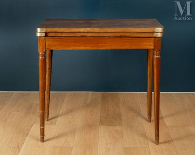 une photo d'une petite table en bois posée sur un parquet en bois massif