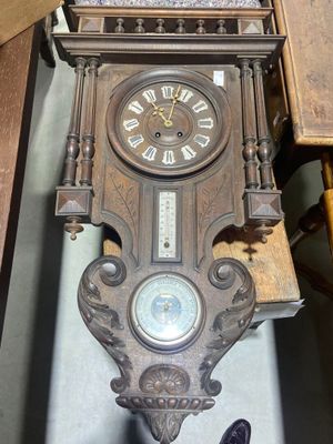 Baromètre thermomètre en chêne foncé mouluré et sculpté