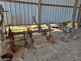 de nombreux vieux outils agricoles qui traînent dans la terre