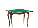 une table en bois avec un plateau vert sur fond blanc