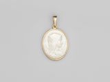 un pendentif en or et nacre