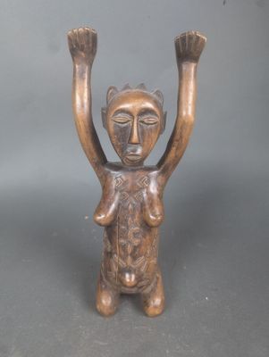 figurine en bronze représentant un homme les mains levées vers le ciel