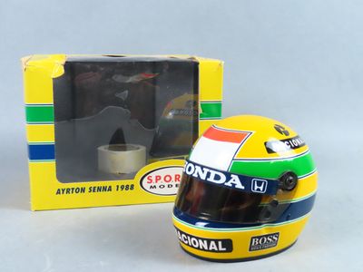 le casque d'un pilote de course se trouve à côté d'une boîte fermée