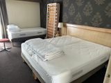 deux lits dans une chambre avec une échelle dans un coin