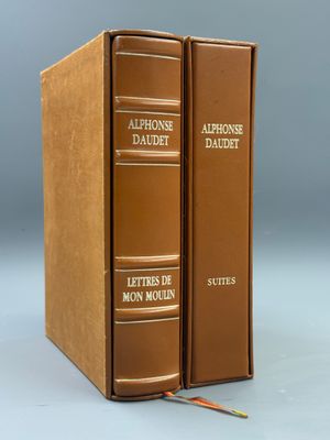 deux livres marron posés l'un sur l'autre sur une table