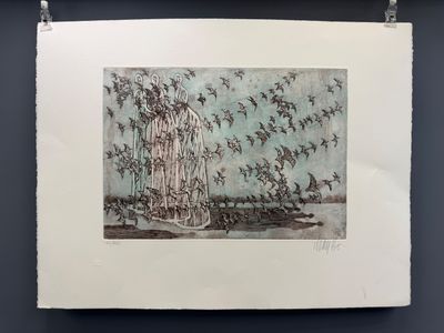 une photo d'une photo représentant des oiseaux volant dans le ciel