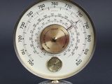 une horloge posée sur un support sur une table