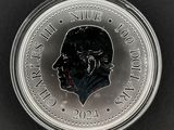 Gros plan sur une pièce d'argent portant le visage d'un homme