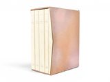 trois livres sont empilés sur une surface blanche