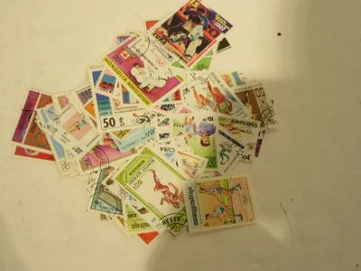 une pile de timbres posée sur une table, sur fond blanc
