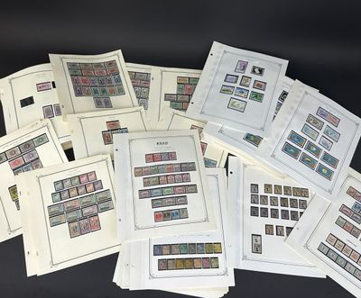 tout un tas de timbres de toutes sortes posés sur une table