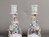 paire de figurines en porcelaine représentant une femme et un enfant avec des fleurs