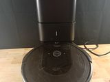 une photo d'une cafetière posée sur une table en bois