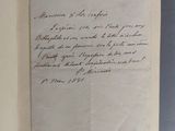 un gros plan sur un livre ouvert sur lequel figurent des inscriptions