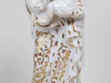 une image représentant une figurine de femme tenant un bébé dans ses bras