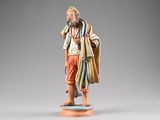 figurine représentant un homme barbu vêtu d'une robe, debout sur un socle en bois