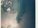 une vue aérienne d'un grand plan d'eau près d'une plage
