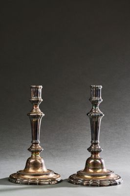 une paire de bougeoirs anciens en argent sur fond gris