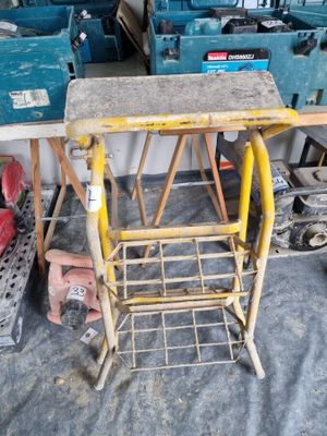 une table sur laquelle se trouvent quelques outils, dans une pièce