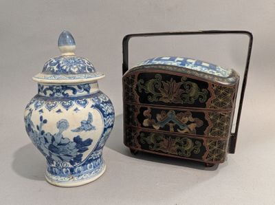un petit vase bleu et blanc à côté d'une petite boîte bleue et blanche