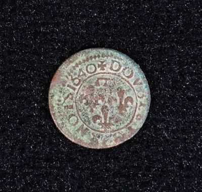 gros plan d'une pièce de monnaie sur une surface noire