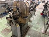 une image représentant une machine dans une usine où se trouvent de nombreuses machines