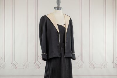 une robe noire et une veste sur un mannequin, un mannequin, un mannequin, un mannequin, un mannequin, un mannequin, un mannequin, un mannequin, un mannequin, un mannequin, un mannequin, un mannequin, un mannequin, un mannequin, un mannequin, un mannequin, un mannequin, un mannequin, un mannequin, un mannequin, un mannequin, un mannequin, un mannequin, un mannequin, un mannequin, un mannequin, un mannequin, un mannequin, un mannequin, un mannequin, un mannequin, un mannequin, un mannequin, un