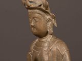 an old statue of a person with a crown on his head