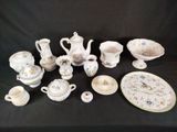 de nombreuses pièces de porcelaine posées sur une table noire
