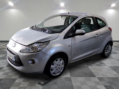 la photo d'une petite voiture argentée garée dans un garage