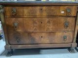 une commode surmontée d'un plateau en marbre