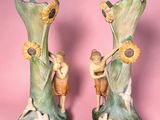 deux vases posés sur un support rose