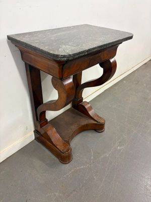 Petite console en noyer et bois de placage, les montants en …