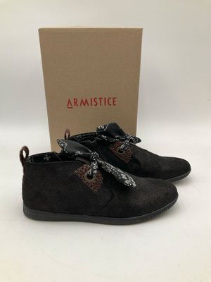 un gros plan sur une paire de chaussures avec une boîte en arrière-plan