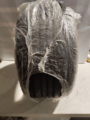 un sac en plastique enveloppé dans du film plastique posé sur les toilettes