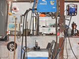 un homme travaillant sur une machine dans un garage