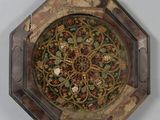 une photo d'une assiette décorative accrochée au mur