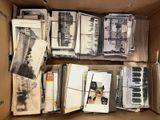 une boîte en carton remplie de vieilles photos et de vieux papiers