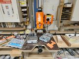 un établi avec de nombreux outils