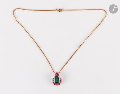 un collier avec un pendentif en pierre verte et rose, monté sur une chaîne en or