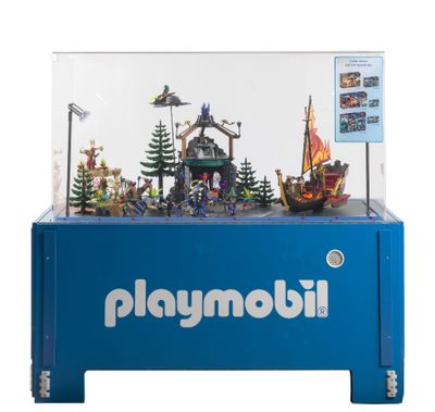 un gros plan sur une vitrine Playmobil contenant un bateau
