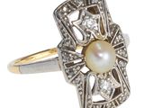 un gros plan d'une bague ornée d'une perle et de diamants